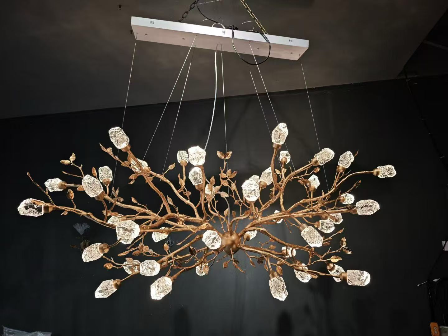 Luxury Creative Modern Art Copper Tree Branch Glass Decorative Lamp Superior Hotel Villa Long Ceiling Lighting Chandelier