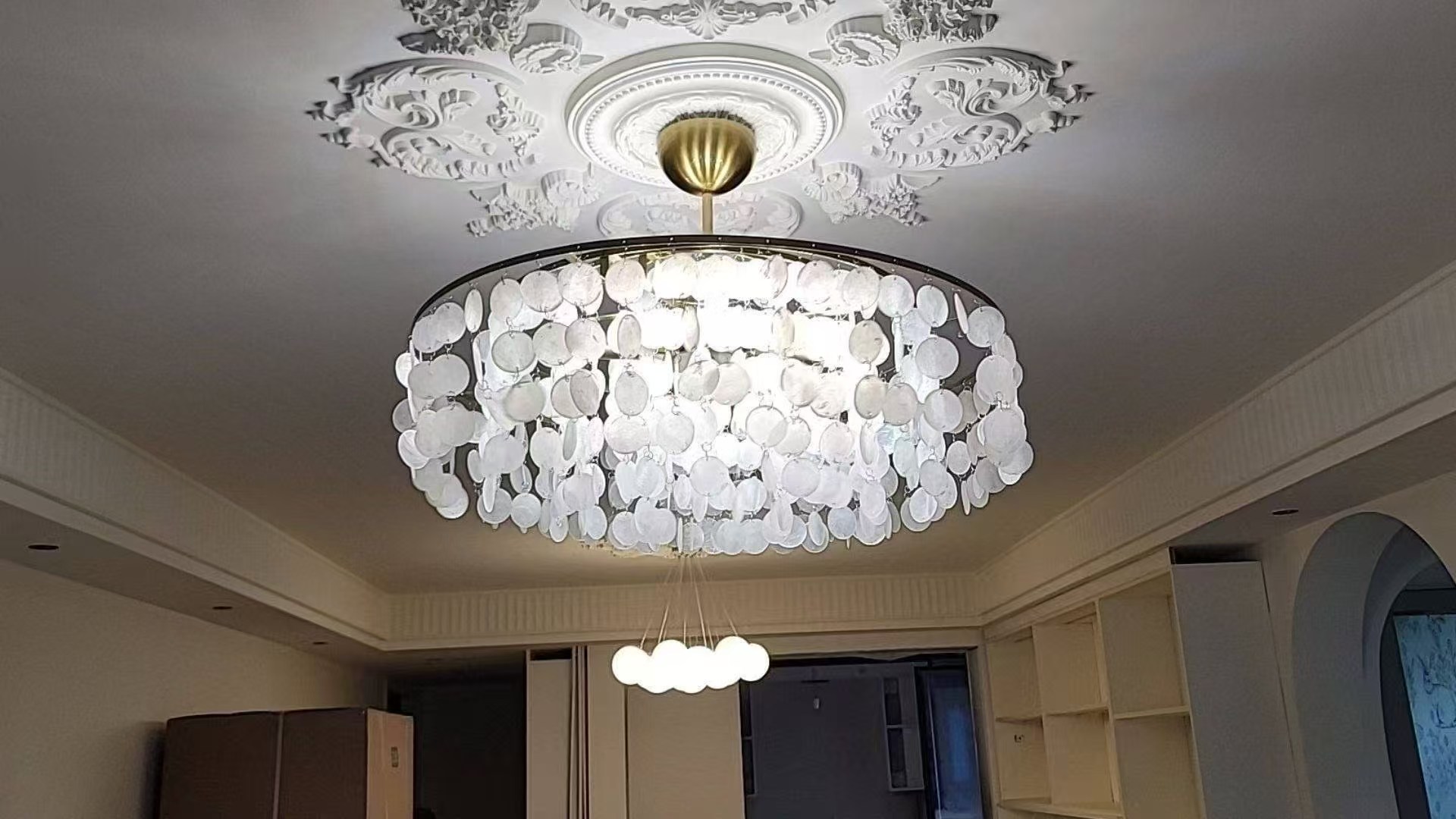 Custom Wholesale Round Shell LED Pendant Light 24 Inch 5 Lights Coastal Capiz Shell Multi-layer Modern Matte Black Chandelier